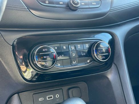 Used 2022 Buick Encore GX Select image 17