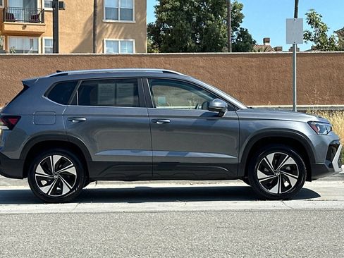 Certified 2026 Volkswagen Taos SE w/ Panoramic Sunroof Package AWD/4WD image 3