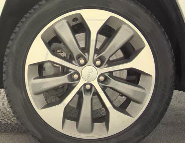 Used 2019 Jeep Cherokee Overland w/ Technology Group AWD/4WD image 9