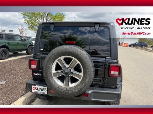 Used 2021 Jeep Wrangler Unlimited Sahara w/ Uconnect 4C Nav & Sound Group AWD/4WD image 9
