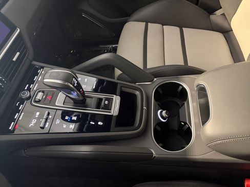 Certified 2023 Porsche Cayenne Turbo S AWD/4WD image 35