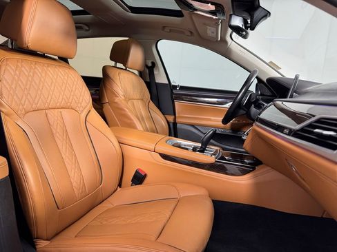 Used 2022 BMW 750i xDrive w/ Executive Package image 36