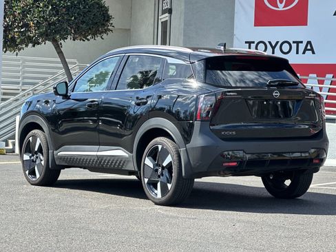 Used 2025 Nissan Kicks SR w/ SR Premium Package image 3