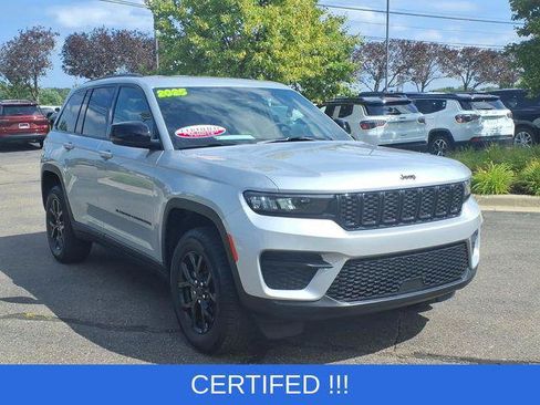 Certified 2025 Jeep Grand Cherokee Altitude AWD/4WD image 3