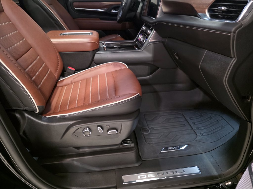 Used 2024 GMC Yukon Denali Ultimate w/ LPO, Floor Liner Package AWD/4WD image 17