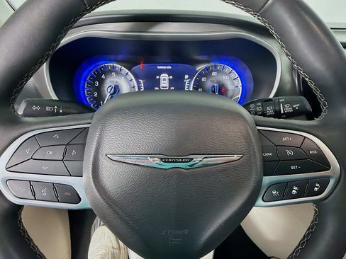 Used 2023 Chrysler Pacifica Touring-L FWD image 16