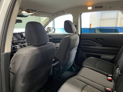 Used 2024 Nissan Pathfinder SV AWD/4WD image 17