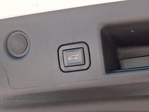 Used 2022 Chevrolet Equinox Premier image 32