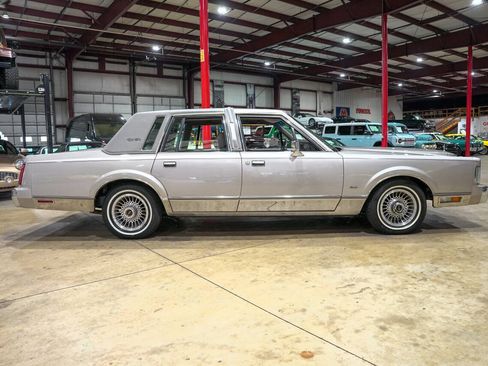 Used 1988 Lincoln Town Car Signature RWD image 10