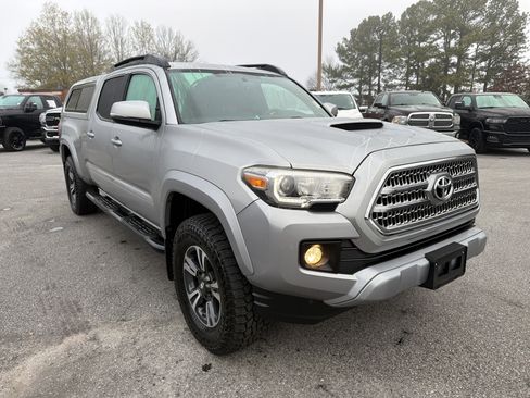 Used 2017 Toyota Tacoma TRD Sport image 4