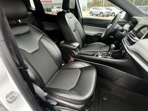 Used 2024 Jeep Compass Latitude image 17