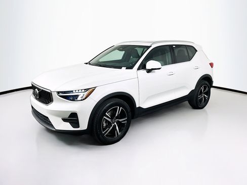 Used 2025 Volvo XC40 B5 Core image 3
