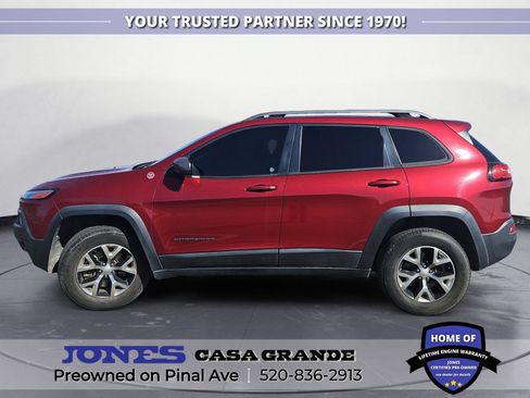 Used 2017 Jeep Cherokee Trailhawk AWD/4WD image 3