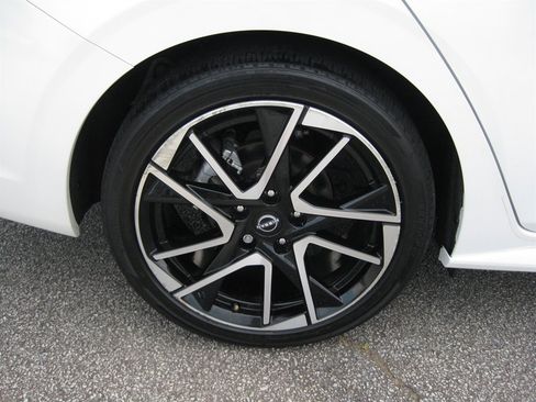 Used 2025 Nissan Sentra SR FWD image 10