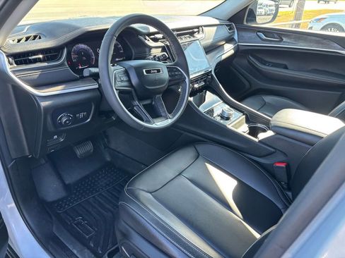 Used 2024 Jeep Grand Cherokee Limited AWD/4WD image 9
