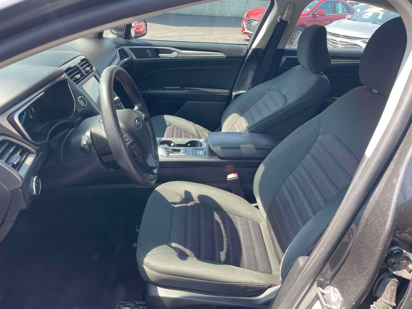 Used 2020 Ford Fusion SE FWD image 14