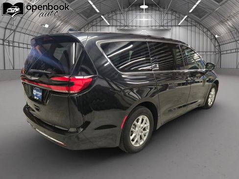 Used 2023 Chrysler Pacifica Touring-L FWD image 5