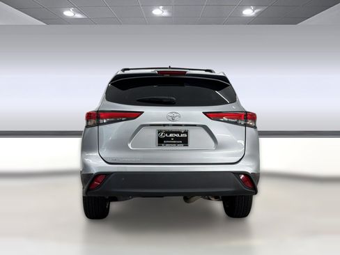 Used 2022 Toyota Highlander L FWD image 10