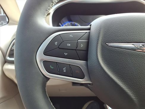 Used 2023 Chrysler Pacifica Limited FWD image 21