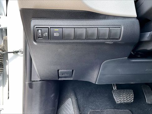 Used 2025 Toyota Corolla LE image 32