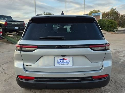 Used 2023 Jeep Grand Cherokee Altitude AWD/4WD image 6