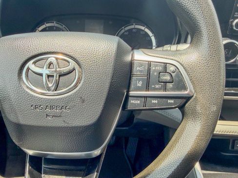 Used 2021 Toyota Highlander L FWD image 11