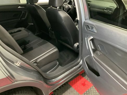 Used 2020 Volkswagen Tiguan SEL AWD/4WD image 9