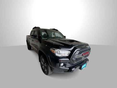 Used 2018 Toyota Tacoma TRD Sport AWD/4WD image 2