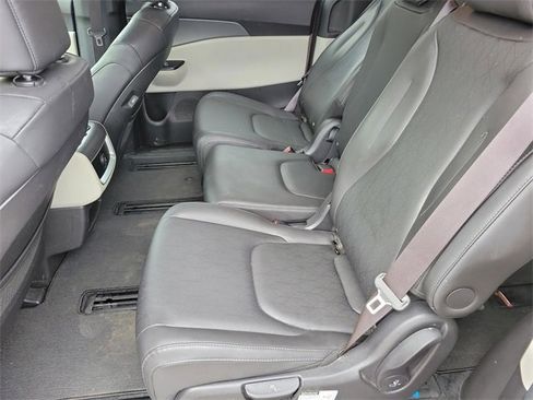 Used 2022 Kia Carnival LX image 14