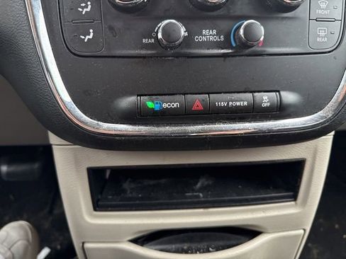 Used 2019 Dodge Grand Caravan SE w/ UConnect Hands-Free Group image 17