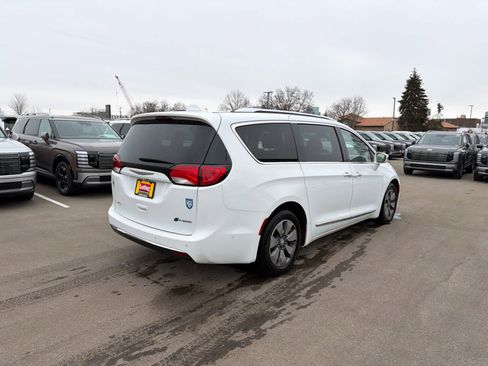 Used 2018 Chrysler Pacifica Limited w/ Advanced Safetytec Group image 2