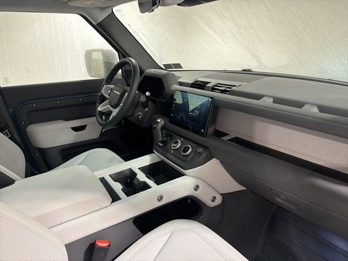 Used 2025 Land Rover Defender 110 S image 24
