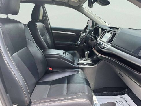 Used 2019 Toyota Highlander XLE AWD/4WD image 17