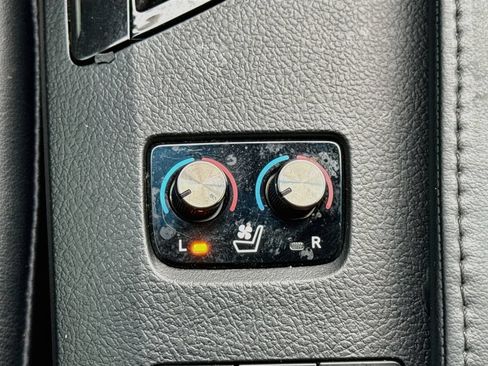 Used 2013 Toyota Avalon Limited w/ Technology Pkg FWD image 24