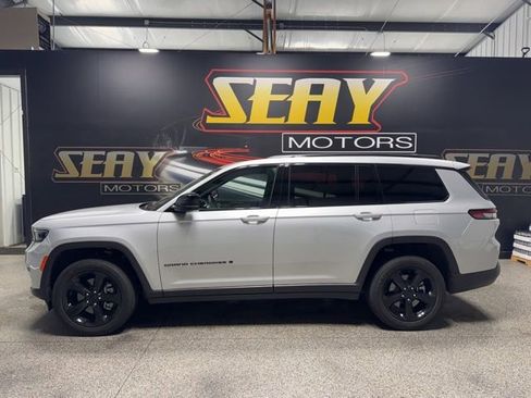 Used 2023 Jeep Grand Cherokee L Altitude AWD/4WD image 2