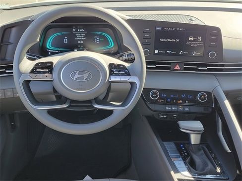 Certified 2025 Hyundai Elantra Blue image 4
