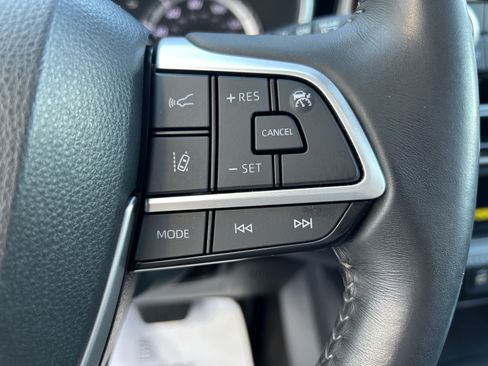 Used 2023 Toyota Highlander XLE AWD/4WD image 27