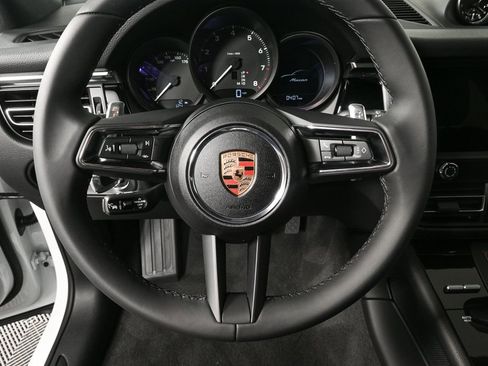 Certified 2025 Porsche Macan image 9