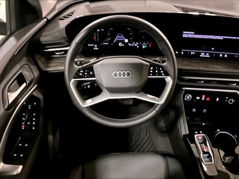 Used 2025 Audi Q5 Premium w/ Convenience Package image 5