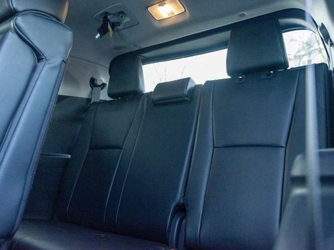 Used 2025 Toyota Highlander XLE image 32