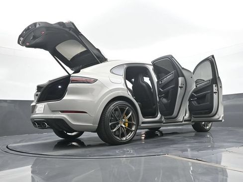 Certified 2021 Porsche Cayenne Turbo S w/ Lightweight Sport Package AWD/4WD image 27
