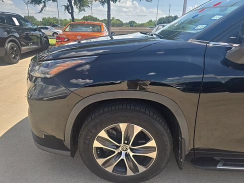 Used 2021 Toyota Highlander XLE AWD/4WD image 2