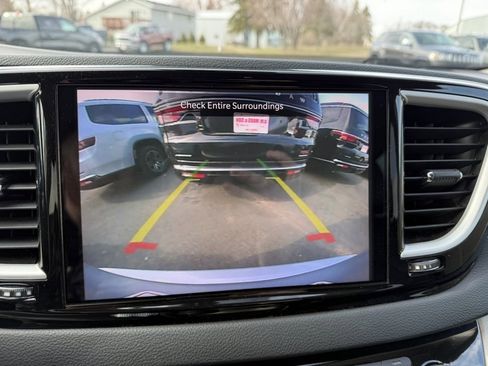 Used 2023 Chrysler Pacifica Touring-L image 28