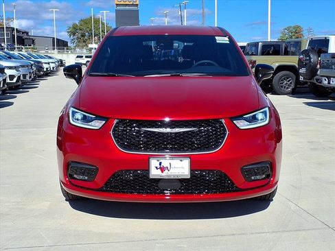 New 2026 Chrysler Pacifica Select image 4