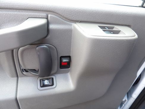Used 2018 Chevrolet Express 2500 Extended RWD image 15