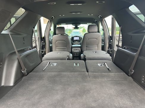 Used 2023 Chevrolet Traverse RS FWD image 37