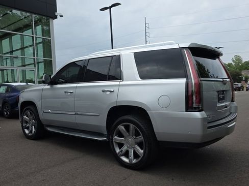 Used 2017 Cadillac Escalade Luxury AWD/4WD image 3