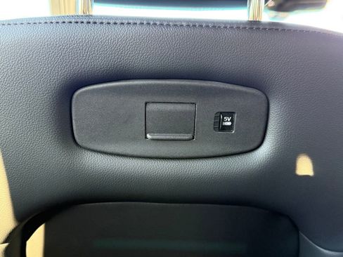 Certified 2025 Land Rover Discovery Dynamic SE image 36