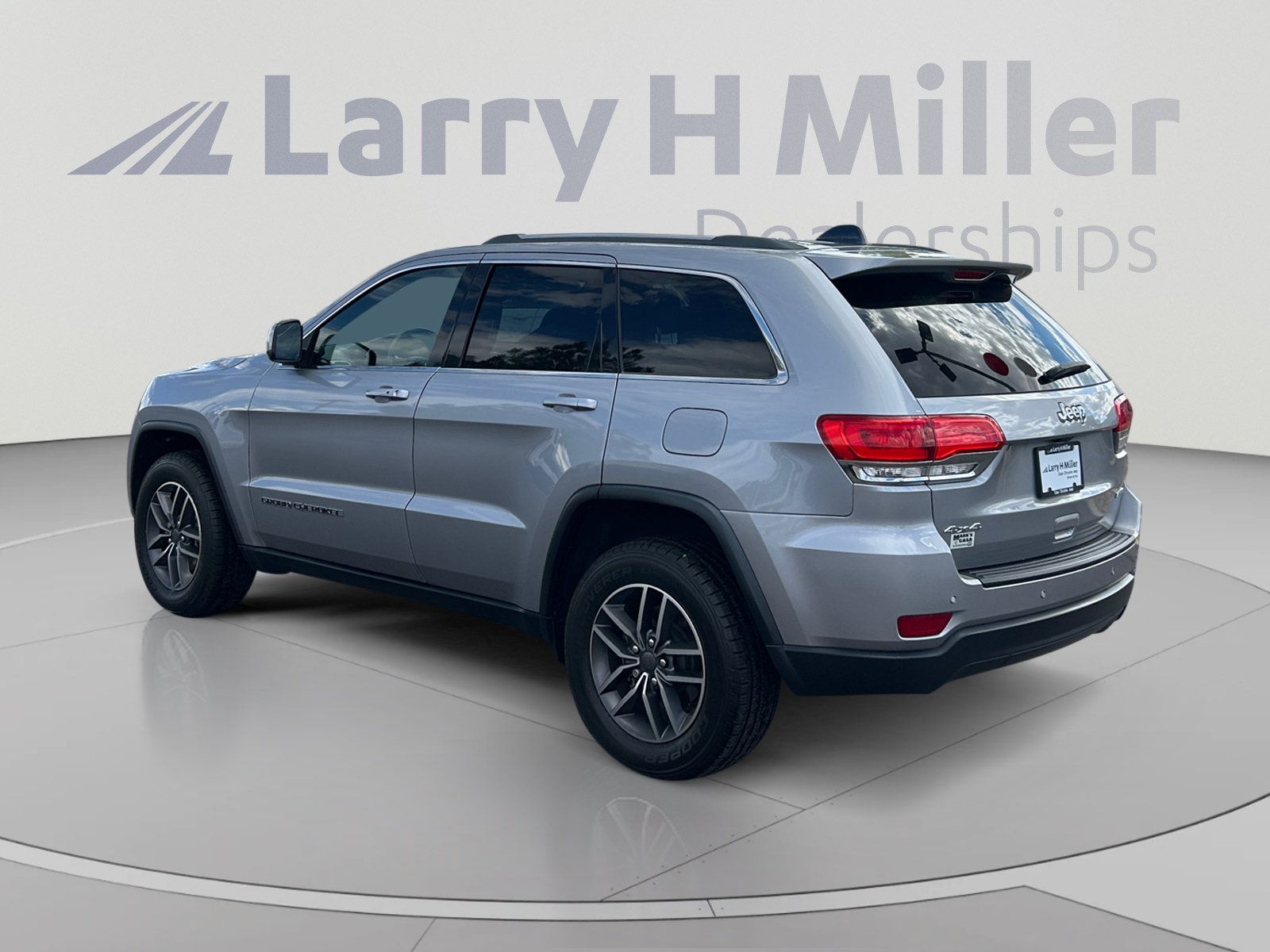 Certified 2019 Jeep Grand Cherokee Laredo w/ 18" Wheel & 8.4" Radio Group AWD/4WD image 3
