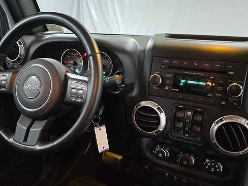 Used 2015 Jeep Wrangler Unlimited Rubicon w/ Connectivity Group AWD/4WD image 11